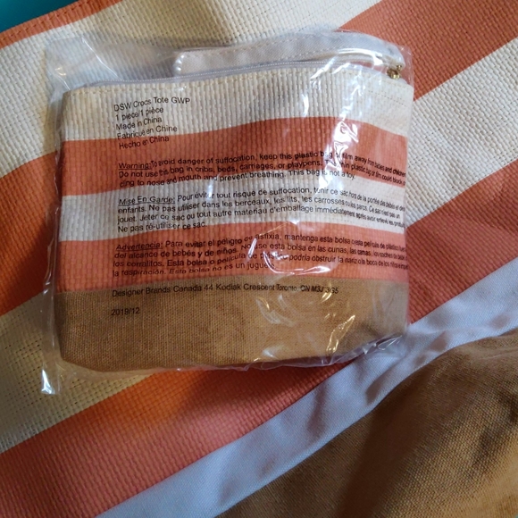 NEW CROCS tote bag, comes with small wristlet - Picture 5 of 5